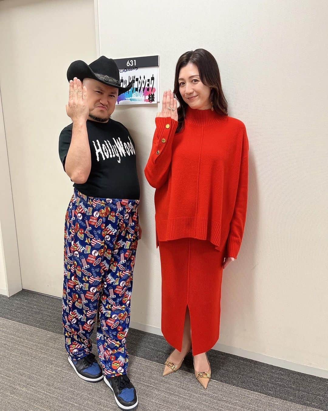 野々村友紀子さんのインスタグラム写真 - (野々村友紀子Instagram)「本日23:20〜フジテレビ【トークィーンズ】  スタジオ収録のときの写真はこちら。  シュシュっと見てくださいねー！  真っ赤なニットにゴールドのボタンが素敵なセットはこちら🍎↓  ニットセットアップ @diagramofficial  ピアス @threefourtime_official」10月12日 18時32分 - nonomura_yukiko