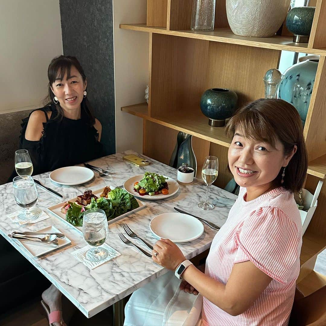 飯島寛子さんのインスタグラム写真 - (飯島寛子Instagram)「由起ちゃんに誕生日を祝ってもらうのは何年ぶりでしょう⁈  一番辛い時期に支えてもらい共に歩んだね。今は立派なカウンセラーに‥。 最近、彼女は愛犬モカを看取り、私は愛猫Soraを看取り‥。不思議なものです。  神のなさることは、すべて時にかなって美しい。伝道3:11 #誕生月　#グリーフケア #聖書　#ハワイライフ」10月12日 18時32分 - hirokoiijima