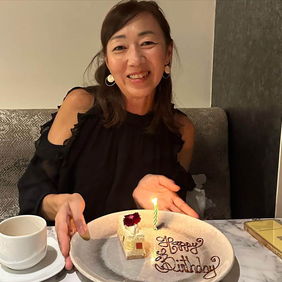 飯島寛子さんのインスタグラム写真 - (飯島寛子Instagram)「由起ちゃんに誕生日を祝ってもらうのは何年ぶりでしょう⁈  一番辛い時期に支えてもらい共に歩んだね。今は立派なカウンセラーに‥。 最近、彼女は愛犬モカを看取り、私は愛猫Soraを看取り‥。不思議なものです。  神のなさることは、すべて時にかなって美しい。伝道3:11 #誕生月　#グリーフケア #聖書　#ハワイライフ」10月12日 18時32分 - hirokoiijima