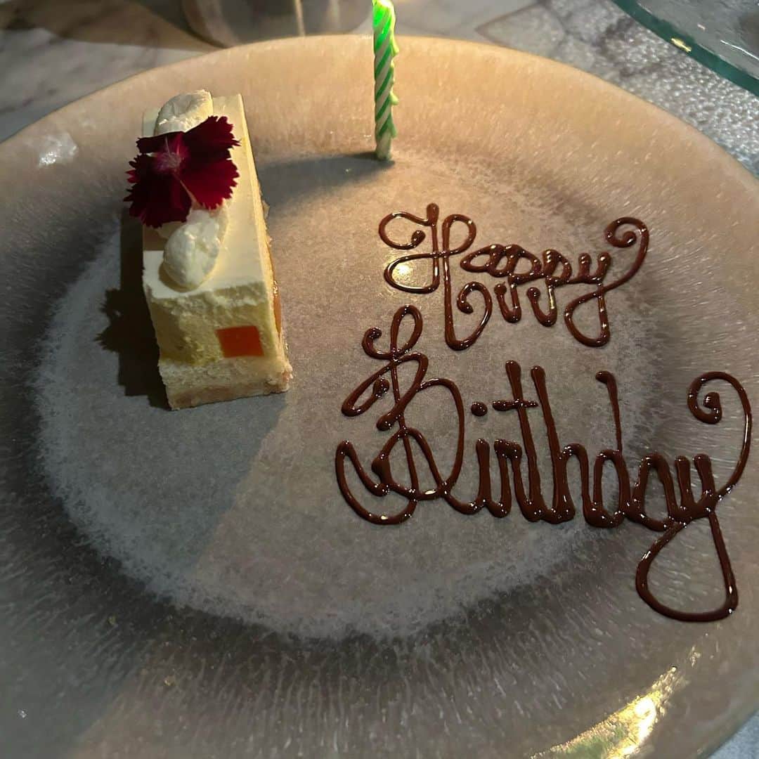 飯島寛子さんのインスタグラム写真 - (飯島寛子Instagram)「由起ちゃんに誕生日を祝ってもらうのは何年ぶりでしょう⁈  一番辛い時期に支えてもらい共に歩んだね。今は立派なカウンセラーに‥。 最近、彼女は愛犬モカを看取り、私は愛猫Soraを看取り‥。不思議なものです。  神のなさることは、すべて時にかなって美しい。伝道3:11 #誕生月　#グリーフケア #聖書　#ハワイライフ」10月12日 18時32分 - hirokoiijima