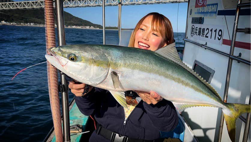 冨士木耶奈さんのインスタグラム写真 - (冨士木耶奈Instagram)「. きょうは明石で ノマセ釣り〜！！🎣 なかなか渋かったけど、 無事においしそうな青物が 釣れたぜいっ🤩🌈 このあとも移動続きやから 魚は持ち帰らんと とぅーにプレゼント🐟🎁 めちゃくちゃ楽しかったなぁ💘 いい写真いっぱい撮れたから また後日UPしま〜😘📸」10月12日 18時32分 - fishing_kana