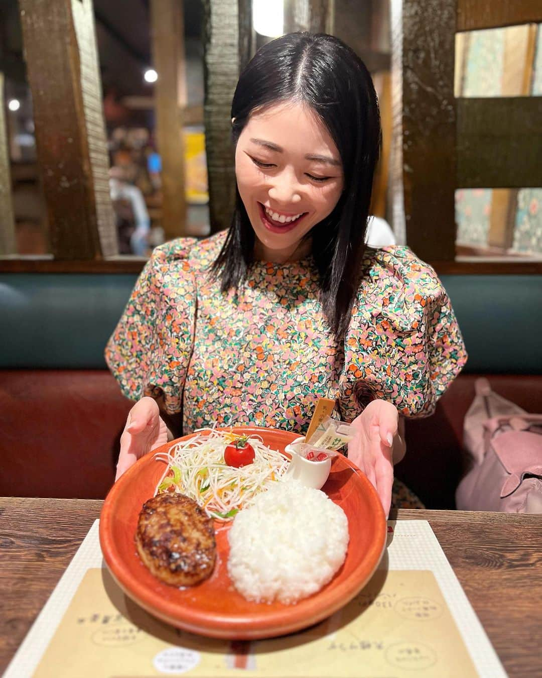 アレルギーナビゲーター 細川真奈 ❤のインスタグラム：「今年の2月にリリースした アレルギー情報メディア「Allecolle」内で公開されている びっくりドンキー　@bikkuri__donkey さんへのインタビュー記事、ご覧いただけましたでしょうか？  まだの方はコチラから！ ↓ https://allecolle.net/bikkuridonnki-20231010/ （読まれた方は是非、感想をこちらの投稿コメント欄にいただけますと幸いです。企業さんにお伝えしたいと思っています。）  "びっくりドンキーさんにインタビューしたい！" と話し始めたのは8月中旬。 @allecolle.jp SNSメンバーとの定例会の時でした。  びっくりドンキーを運営する本社が北海道にあることを知り、 その時ちょうど札幌に滞在中だった私は "この機会に何とかインタビューさせてもらいたい！" と思いました。  結果、インタビュー自体は東京へ帰ってきてからオンラインでとなりましたが、なんと開発当初からの担当の方から直接お話をお伺いすることができ、 「乳・小麦・卵を使わないハンバーグ」の開発秘話を包み隠さず全てお聞きしましたが… ご家族や友人にアレルギーの方がいてと言う訳でもないのにも関わらず、ここまで食物アレルギーの悩みに寄り添って企画開発して下さった企業さんはなかなかいないのでは？！と思うほど、大感激・感動の内容でした🥺❤️（インタビュー記事、是非読んでもらいたいです。2度目😂）  今、 @allecolle.jp のインスタアカウントではプレゼントキャンペーンも実施中❣️（10/16まで） 本当に必要とされている方に届きますように… 素敵な取組みや商品を1人でも多くの方に知っていただけますように…  こちらの投稿に載せている写真や動画は、8月の札幌滞在中、 実際にオーダーした時の様子です。  3週間の滞在中、2回も食べに行ったのはここだけの話🤭💓  #びっくりドンキー#乳小麦卵不使用ハンバーグ #開発秘話 #乳小麦卵不使用 #卵アレルギー #乳アレルギー #山芋アレルギー #ナッツアレルギー #食物アレルギー #アレルギー #大人の食物アレルギー #アレルギーナビゲーター #foodallergy #foodallergies #allergynavigater #食物アレルギー_外食 #食物アレルギーハンバーグ #食物アレルギー_北海道 #食物アレルギー_札幌  #アレコレグルメ札幌 #アレコレグルメ全国」