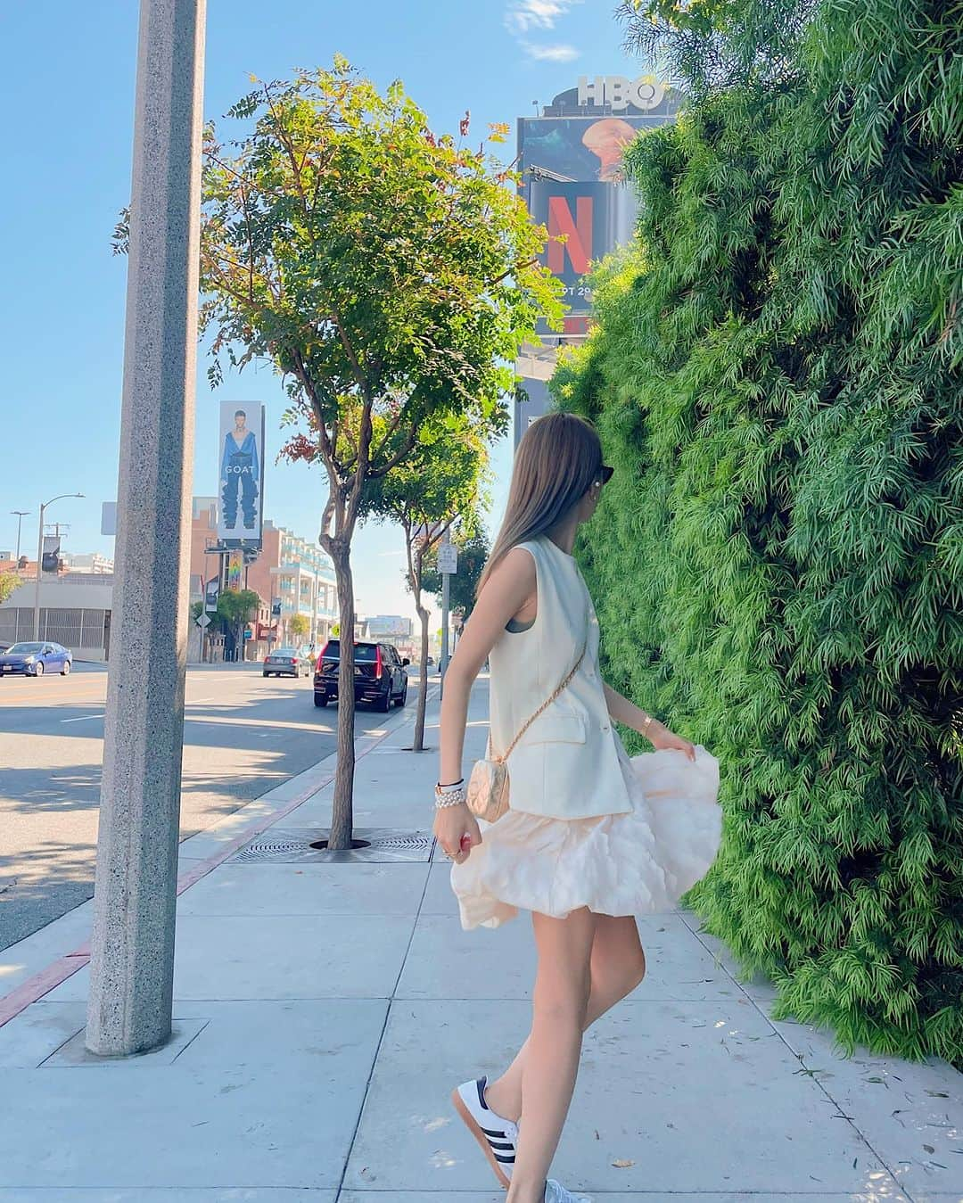 堀江直美さんのインスタグラム写真 - (堀江直美Instagram)「朝食後に散歩 in LA 🇺🇸  #HIAND#ハイアンド#ワンカラー#ワンカラーコーデ#hnhiand#la#ロス#ロサンゼルス#ロサンゼルス旅行#hn✈️trip#スニーカーコーデ#adidassamba#chanel」10月13日 5時30分 - naomiiiiiiiiiiii