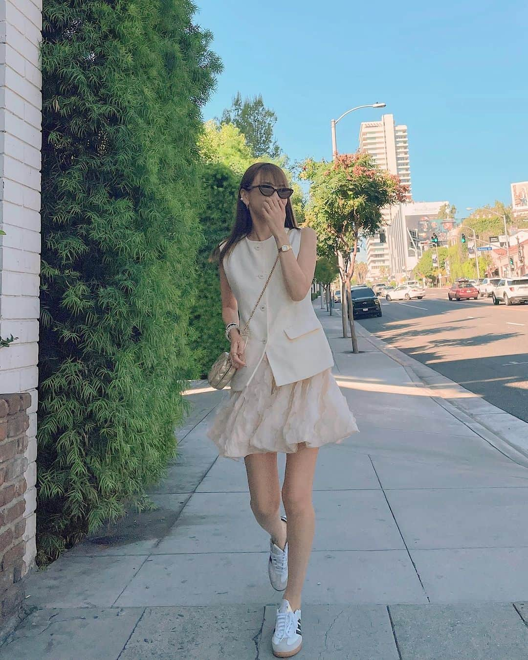 堀江直美のインスタグラム：「朝食後に散歩 in LA 🇺🇸  #HIAND#ハイアンド#ワンカラー#ワンカラーコーデ#hnhiand#la#ロス#ロサンゼルス#ロサンゼルス旅行#hn✈️trip#スニーカーコーデ#adidassamba#chanel」