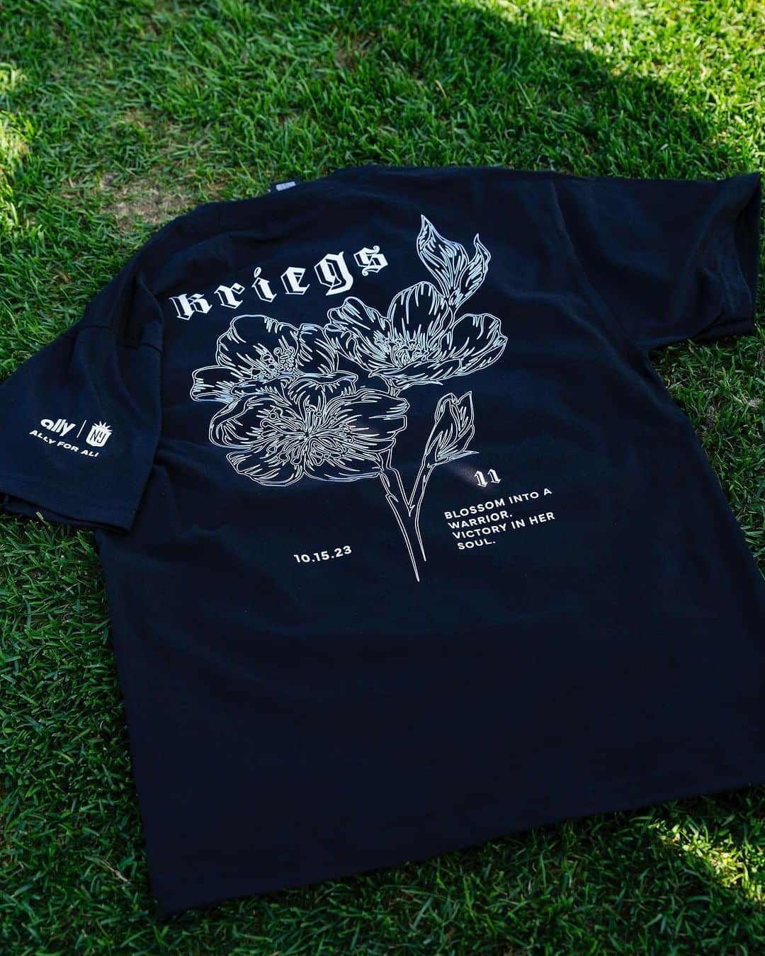 アリ・クリーガーのインスタグラム：「In celebration of @alikrieger, two t-shirts have been designed by @hopekemphanson to represent the growth, boldness, and warrior spirit of our captain. Blooming through adversity, she is a symbol of strength and an icon to many in this sport and the world.   The t-shirts will be available for purchase at the match on Oct. 15.  #ThankYouKriegs | Ally for Ali, pres. by @ally」