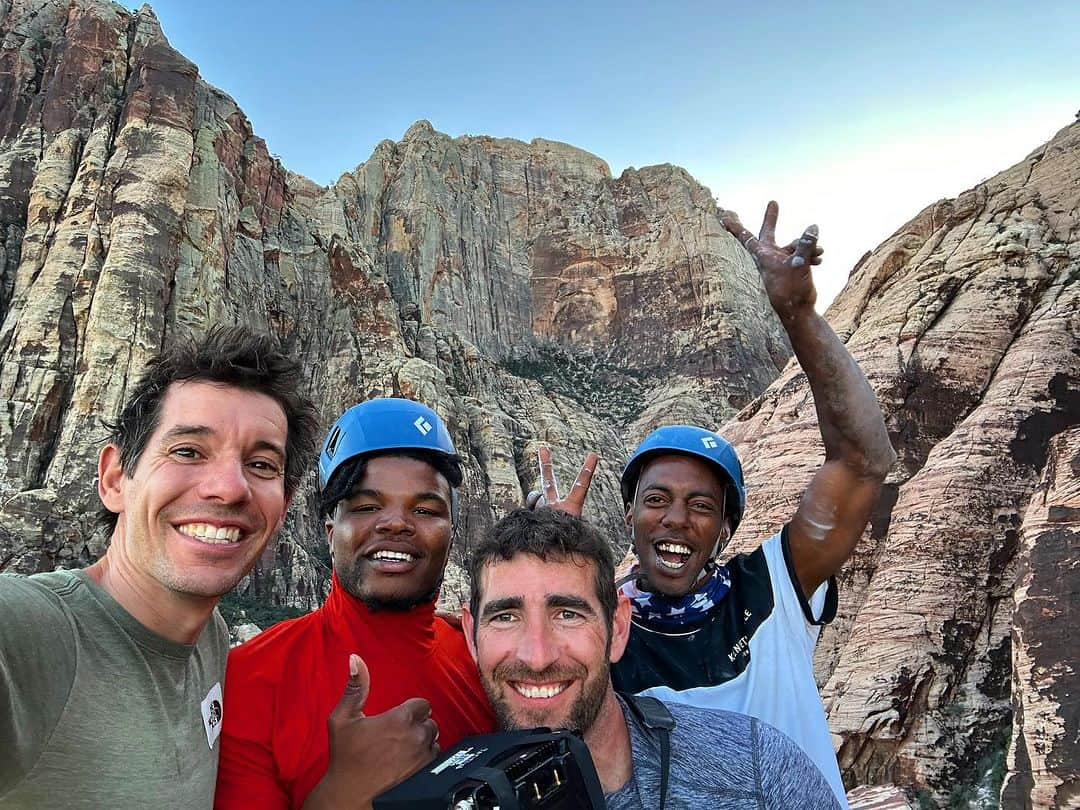 アレックス・オノルドのインスタグラム：「This week I had the pleasure of climbing with @mikethree_3, Quinton Onidas and six others from @memphisroxclimbing when they made the trip out to Red Rocks to experience some new outdoor climbing.  It was pretty amazing seeing so many of the climbers overcome fears and get really high off the ground for the first time. Mike Lee, in particular, only started climbing in May when he wandered by the gym and this weekend he attempted to top rope his first 5.11 and then climbed and rappelled a multi pitch. Big weekend for him! And his first visit to the Strip (which honestly I was maybe even more impressed by: after climbing in the canyons until almost midnight the whole Rox crew still rallied downtown to see the sights! So much energy!)  My old friend @brettlowell was filming for an upcoming TV show documenting their climbing journey. Similar to the Black Ice film in @reelrock a few years ago. All in all it was an energizing weekend - a good reminder of all the things I love about climbing.」