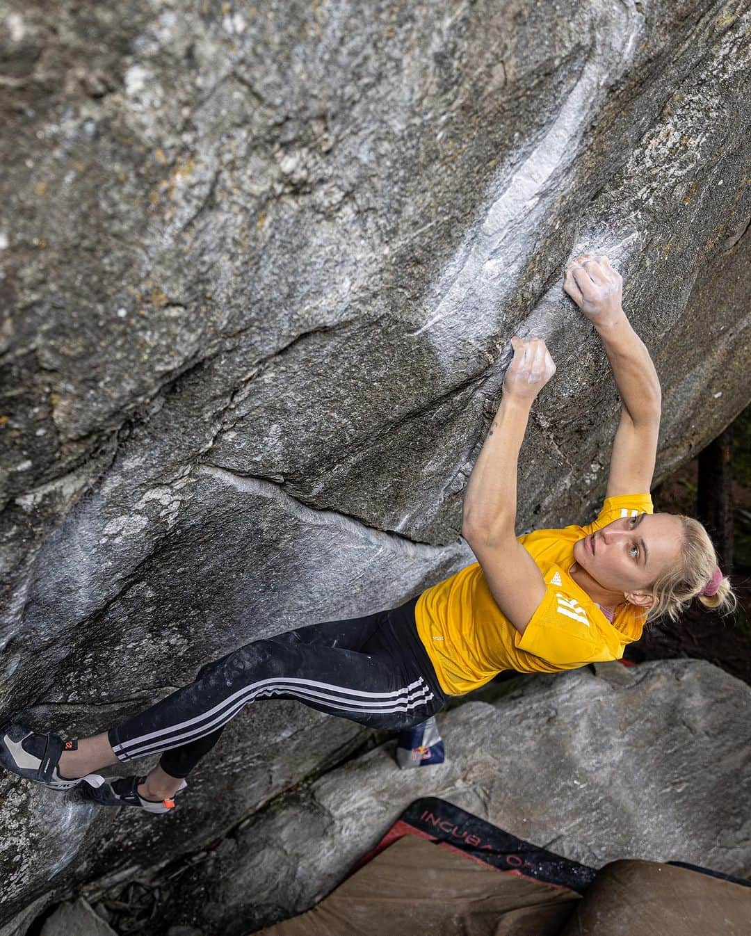 ヤンヤ・ガンブレットさんのインスタグラム写真 - (ヤンヤ・ガンブレットInstagram)「NEW BASE LINE 8B+ ✅  Came here with no expectations. My goal of the trip was to get back to climbing after a rest and climb as many different boulders as I can. Of course I couldn’t resist not trying this amazing line. Checked out the moves on my first session, felt really solid and already close to sending. On the send day I felt so tired and I doubted if I should even try it, still walked up to the boulder and surprised myself with a send on my 2nd try of the day. Soo psyched how quickly it went down!! 🤩   I will be back soon! 🔥  Other sends of the trip: Jack’s broken heart 8a/a+ (flash) Left hand of darkness 8a/+a (flash) Massive attack 8a+ Foxy Lady 8a Muttertag 8a Octopussy 8a  Sofasurfer 8a/a+ Right hand of darkness 7c+/8a Unendliche geschichte 7c+/8a  📸 @vladek_zumr」10月13日 3時56分 - janja_garnbret