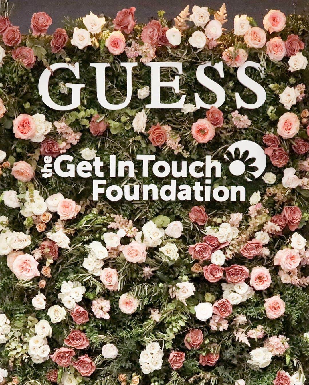 ゲスのインスタグラム：「Women coming together for a good cause 🎀 Celebrated our 10th year partnering with @getintouchfoundation with an empowering brunch in Soho, New York. More on stories!   #GUESSEyewear #GUESSWatches #Pink #BreastCancerAwarenessMonth」
