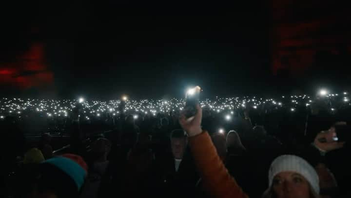 アリソン・ワンダーランドのインスタグラム：「TW: pregnancy loss. tomorrow I play red rocks for the 6th time and this video was taken last year at my show. Just before I played I had found out that I was pregnant. I had lost 3 pregnancies prior to this and gone through a lot more that I’m prepared to talk about right now. I was crying of happiness when I sang every song that year because I couldn’t believe that I had my little baby inside of me while I was singing and no one knew. Just me and him. Celebrating. It was one of the most incredible feelings I’ve ever had on stage so tomorrow night it will be extra special because I am finally a mother after years of heartbreak and questions. I love u guys. U are all the reason I kept going.」