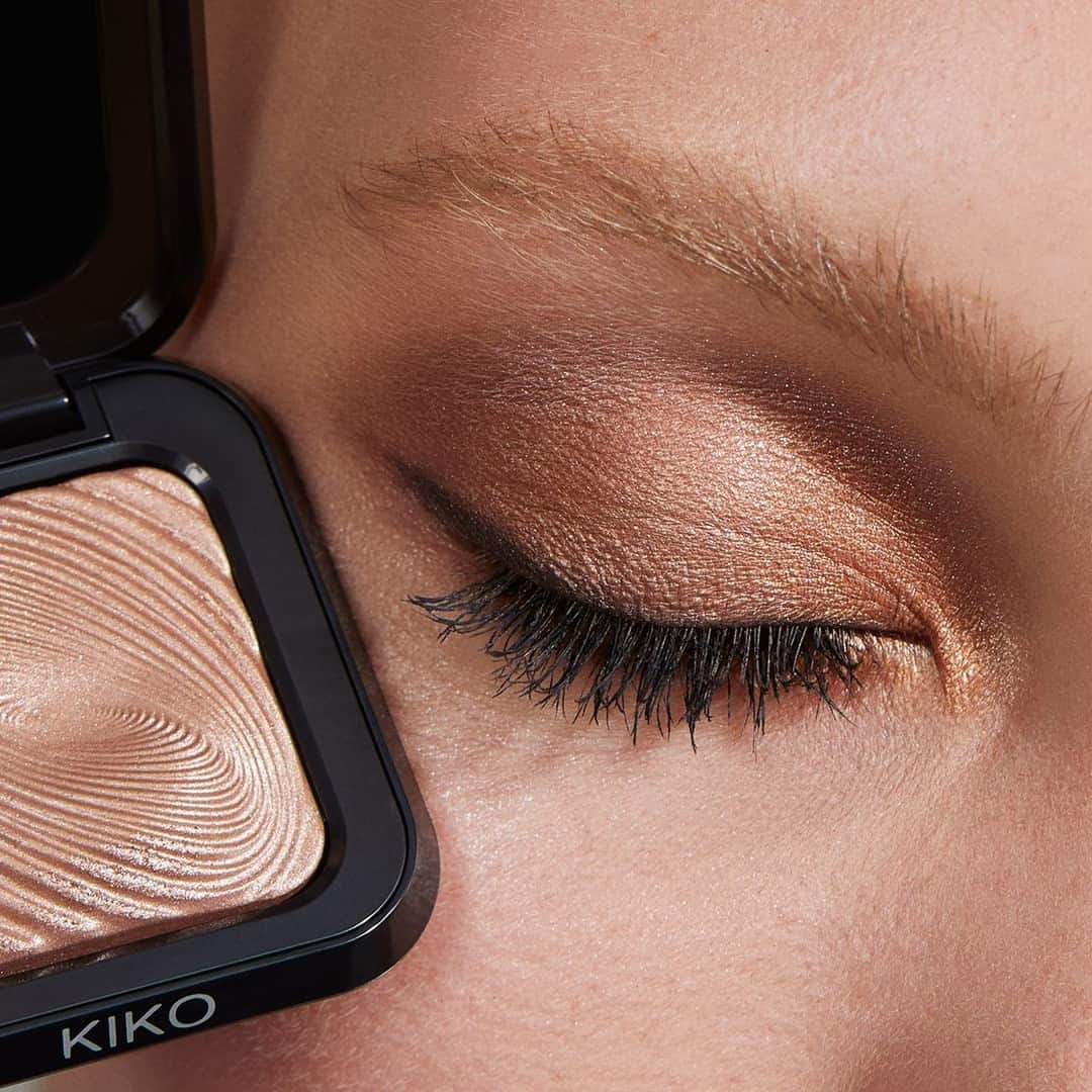 KIKO MILANOのインスタグラム：「Take a swim in shimmer and elevate your look with our New Water Eyeshadow! ✨ It’s one of our most versatile products, ideal for achieving simple #eyelooks or bold and captivating makeup looks! 🤩 For improved coverage, dampen the applicator with a bit of water or Mixing Solution 😉⁣ ⁣ New Water Eyeshadow 102 - New Soft Nude Eyeshadow Palette 02 - Lasting Precision Automatic Eyeliner And Khol 16 - New Maxi Mod Mascara - Eyebrow Fibers Coloured Mascara 01⁣」