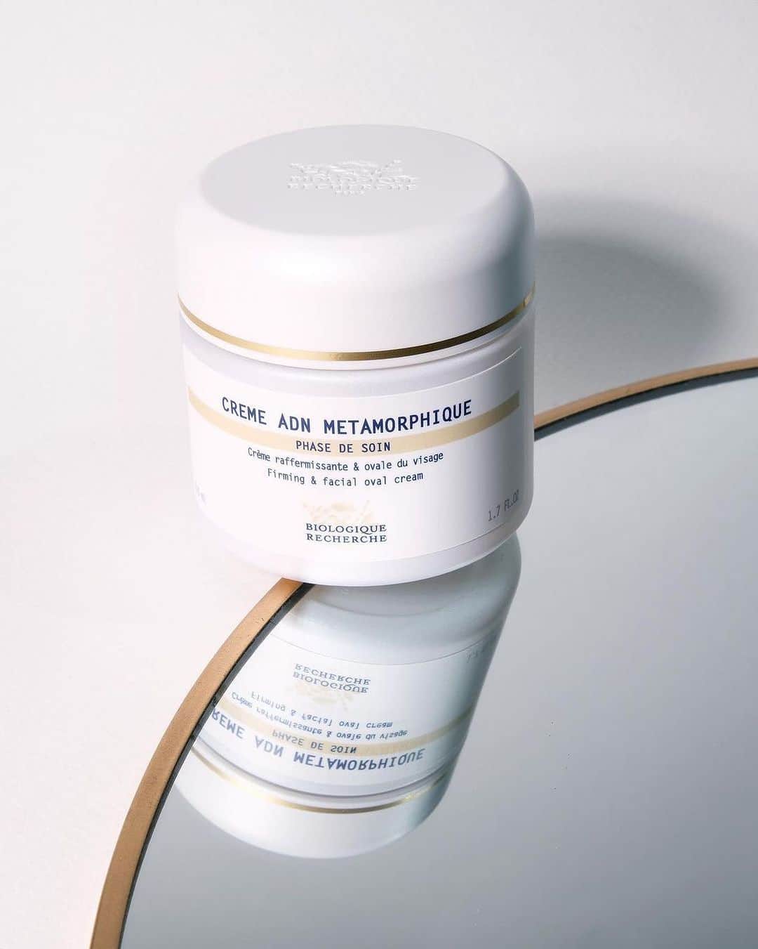 Biologique Recherche USAのインスタグラム：「Crème ADN Metamorphique✨ was created to target facial ptosis, the sagging of skin tissues caused by skin aging. It works to restructure the natural contours of the face, restoring definition, volume, and facial balance for a lifted and more youthful appearance.   The cream’s exceptional tightening action improves the biomechanical properties of the skin for greater elasticity and firmness.  Recommended for Skin Instants© lacking structure and tone.   📸: @insight.projects   #BiologiqueRecherche #FollowYourSkinInstant #BuildingBetterSkin #radiantskin #wellnesswithBR #CremeADNMetamorphique #ptosis」