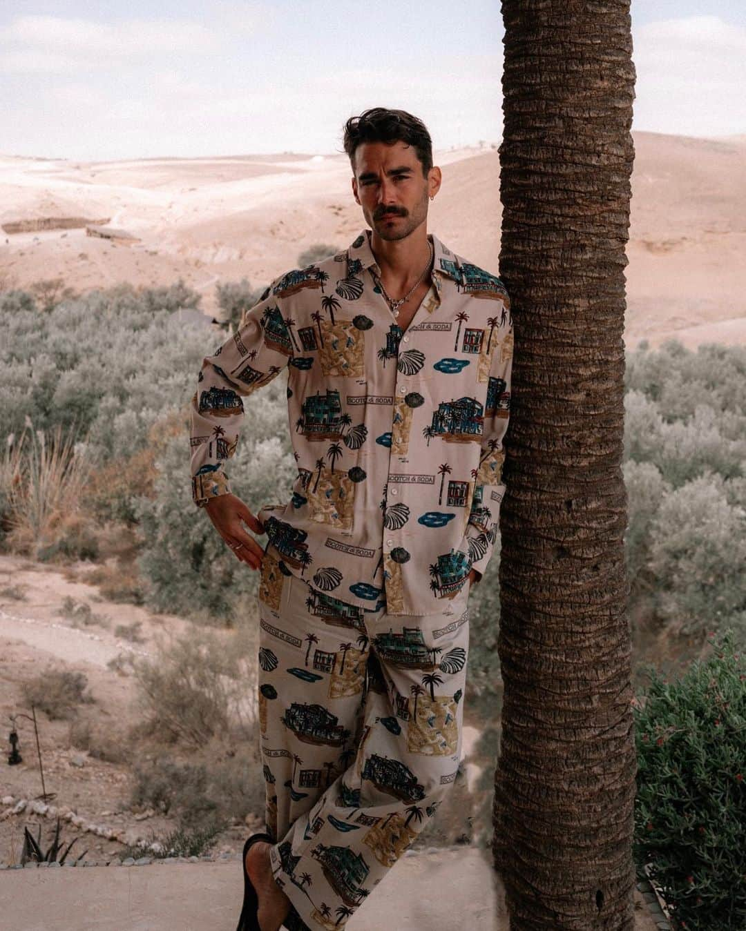 NICOLAS SIMOESのインスタグラム：「All above nature in desert tones 🤍 (and a bit sleepy after a loooong wedding night 🤭)」