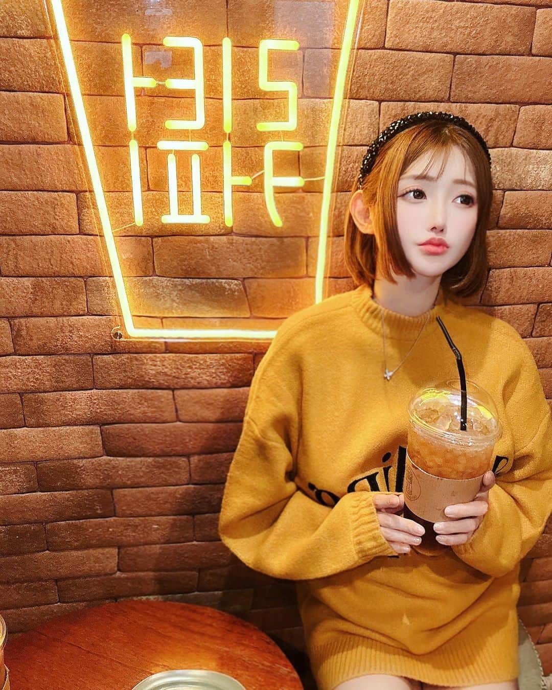 明日花リナのインスタグラム：「雨宿り🐇🌧️髪ボサボサになった 1リットルピーチティー大きくてびっくりしたけど美味しかった🍑」
