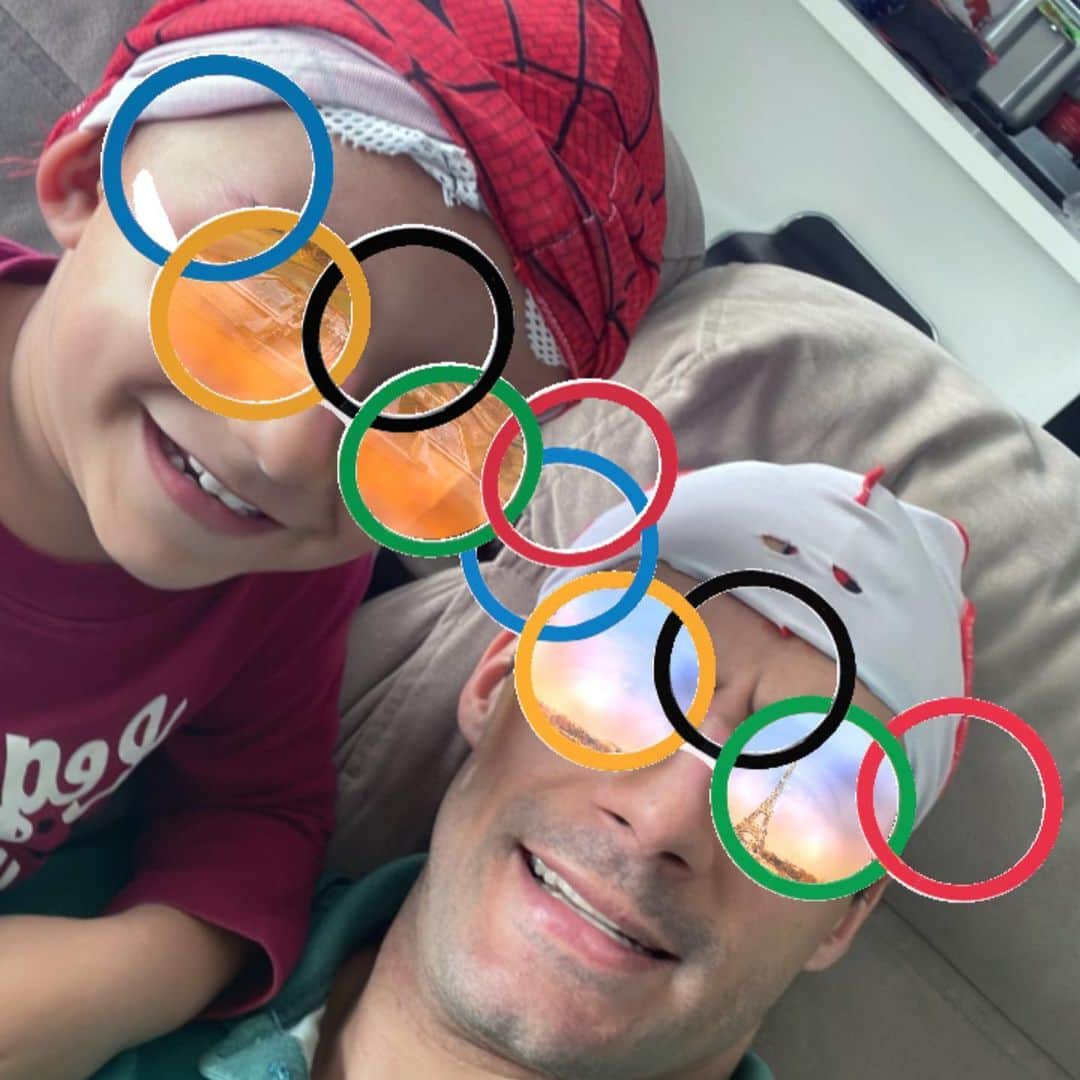 レオナルド・ジ・デウスのインスタグラム：「FELIZ DIA DAS CRIANÇAS MEU FILHOTINHO!!!! PAPAI E MAMÃE AMA VC MAIS QUE TUDOOOO!!! Seja criança, brinque, se divirta e saiba que sempre estaremos aqui por vc!!! 💙」