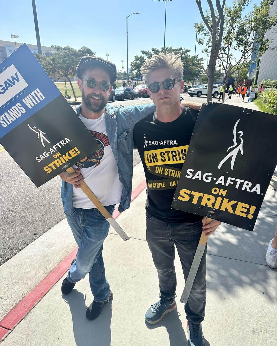 マイケル・グラント・テリーのインスタグラム：「Picketed with this mensch today. One day longer, one day stronger. #sagaftrastrong @sagaftrafound @sagaftra @therealnoahwyle」