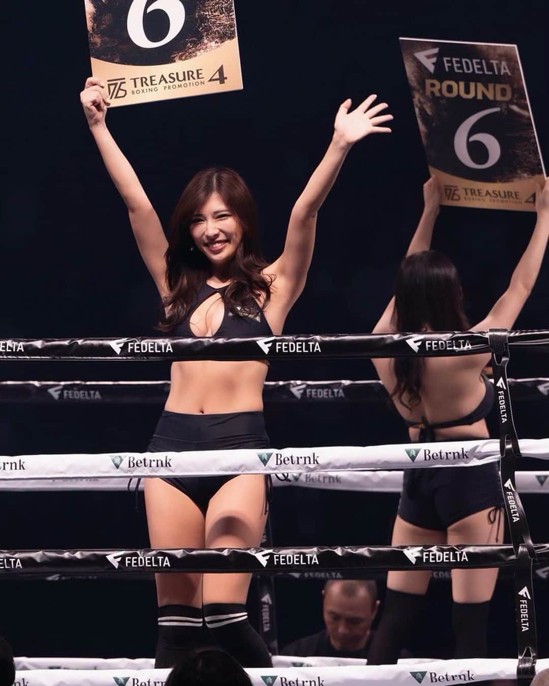  りさぶーさんのインスタグラム写真 - ( りさぶーInstagram)「格闘技見るのが好きなそこら辺の女の子が こうやって大舞台に立ててること、 毎回当たり前ではないと思い取り組んでます . 怖いイメージがあると思いますが(笑)、 時間に限りがあるのが悔しいけどお声がけ嬉しいので全力で対応させてください☺️ メンション等、本当に有難う御座います♡(まじ全部見てる) . #はよ寝ろ #来月もラウンドガールあります押忍」10月13日 4時38分 - risa_booo