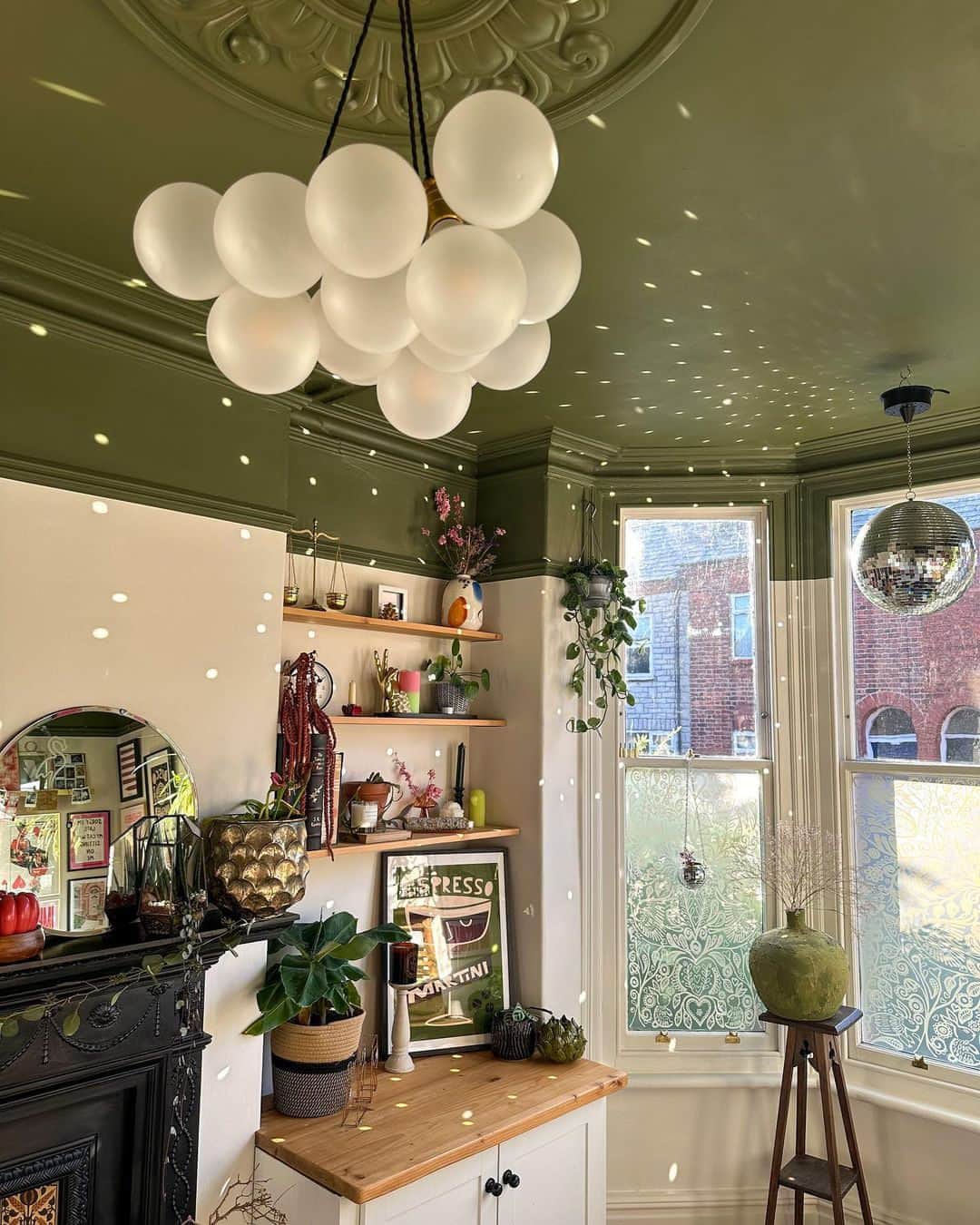 MT DOMAINEのインスタグラム：「Serene green kitchen.  (Via @notaperioddrama) #MyDomaine」