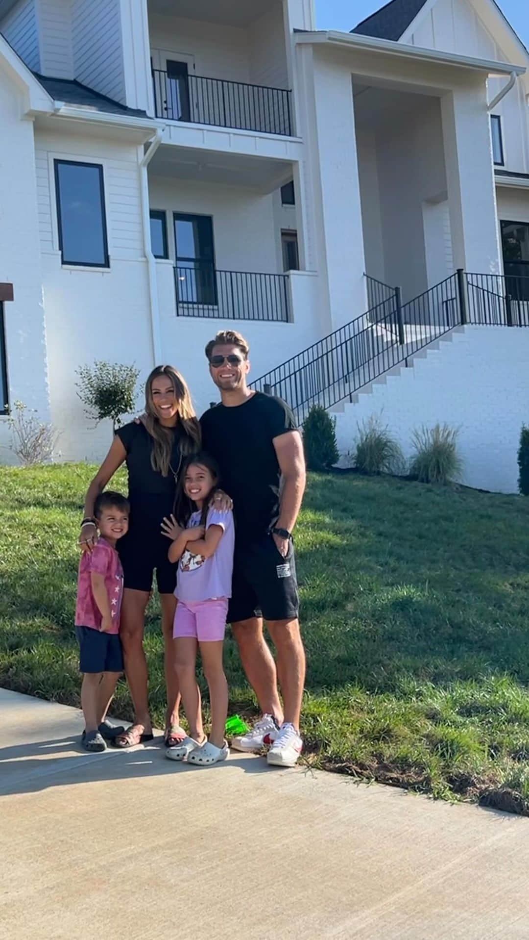 ジャナ・クレイマーのインスタグラム：「I was ready to build my “acre” that I talk about in my new book @thenextchapterjk (the final chapter of book) but I never knew it would end up looking like this.. I was ready to start fresh and build a safe place for me and my kiddos…but to see how it’s all unfolded in more beautiful ways than I could have ever imagined has me feeling incredibly grateful.」