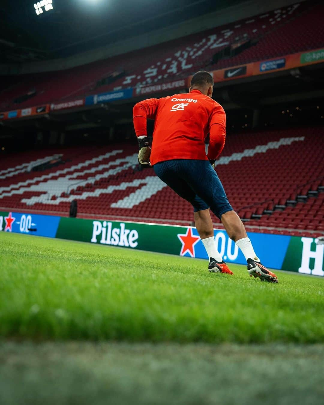 アルフォンス・アレオラさんのインスタグラム写真 - (アルフォンス・アレオラInstagram)「📍Amsterdam @equipedefrance #FiersdetreBleus #AA23」10月13日 4時31分 - alphonseareola