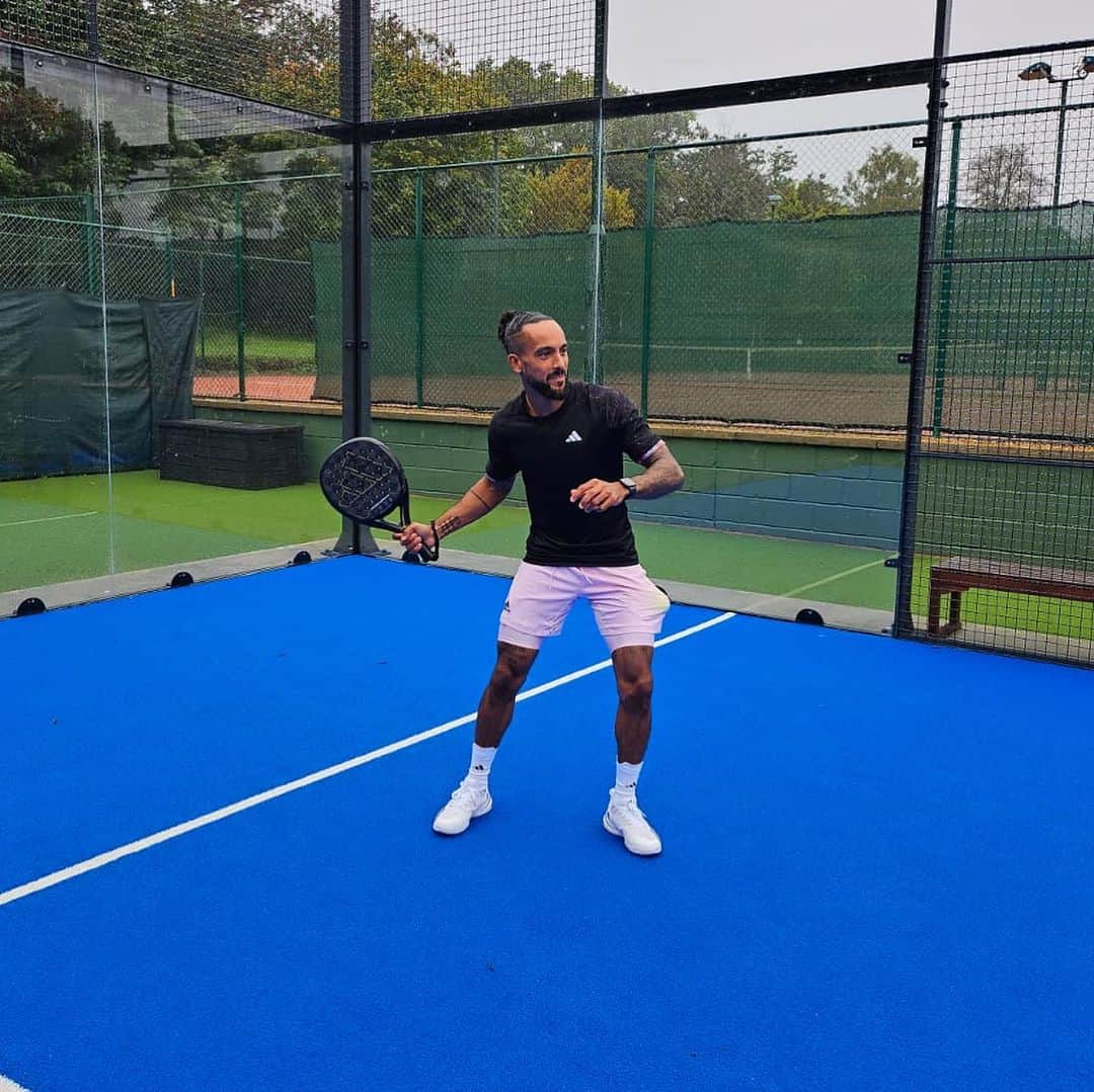 セオ・ウォルコットのインスタグラム：「Padel 🎾👌🏾」