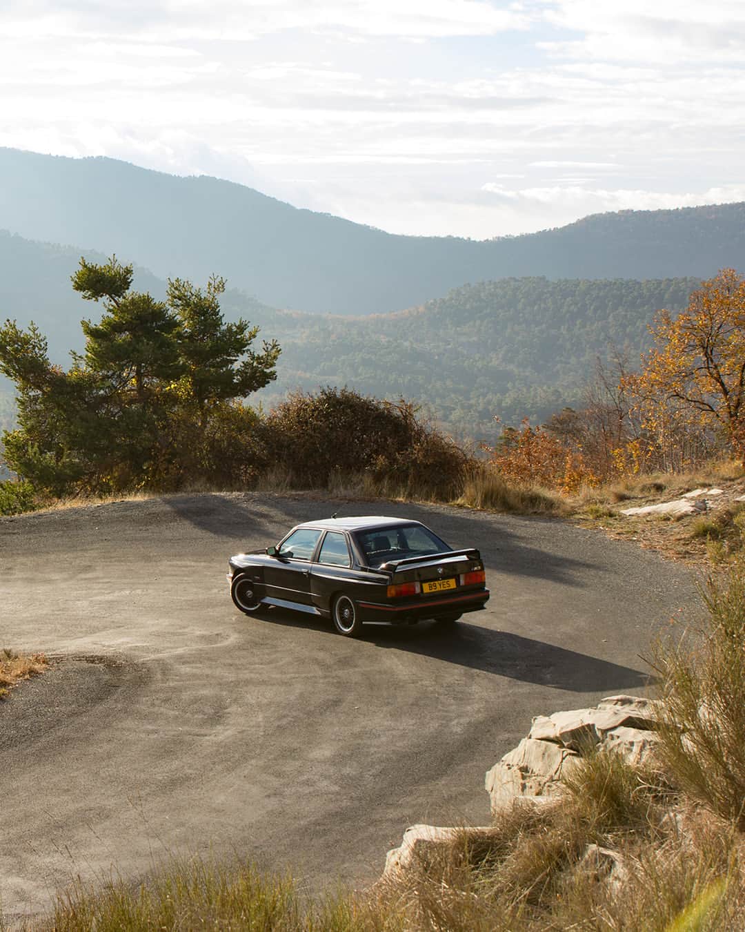 BMWのインスタグラム：「YES to more adventures. #BMWRepost 📸 @munichlegends @getpalmd   #BMWClassic #E30 #BMW」