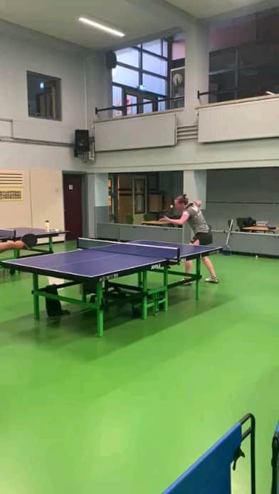 ブリット・エールラントのインスタグラム：「🎶 Yeah bitch, I said what I said 🎶 @antonpleijsier  #tabletennis #momathlete #favoritenumber」