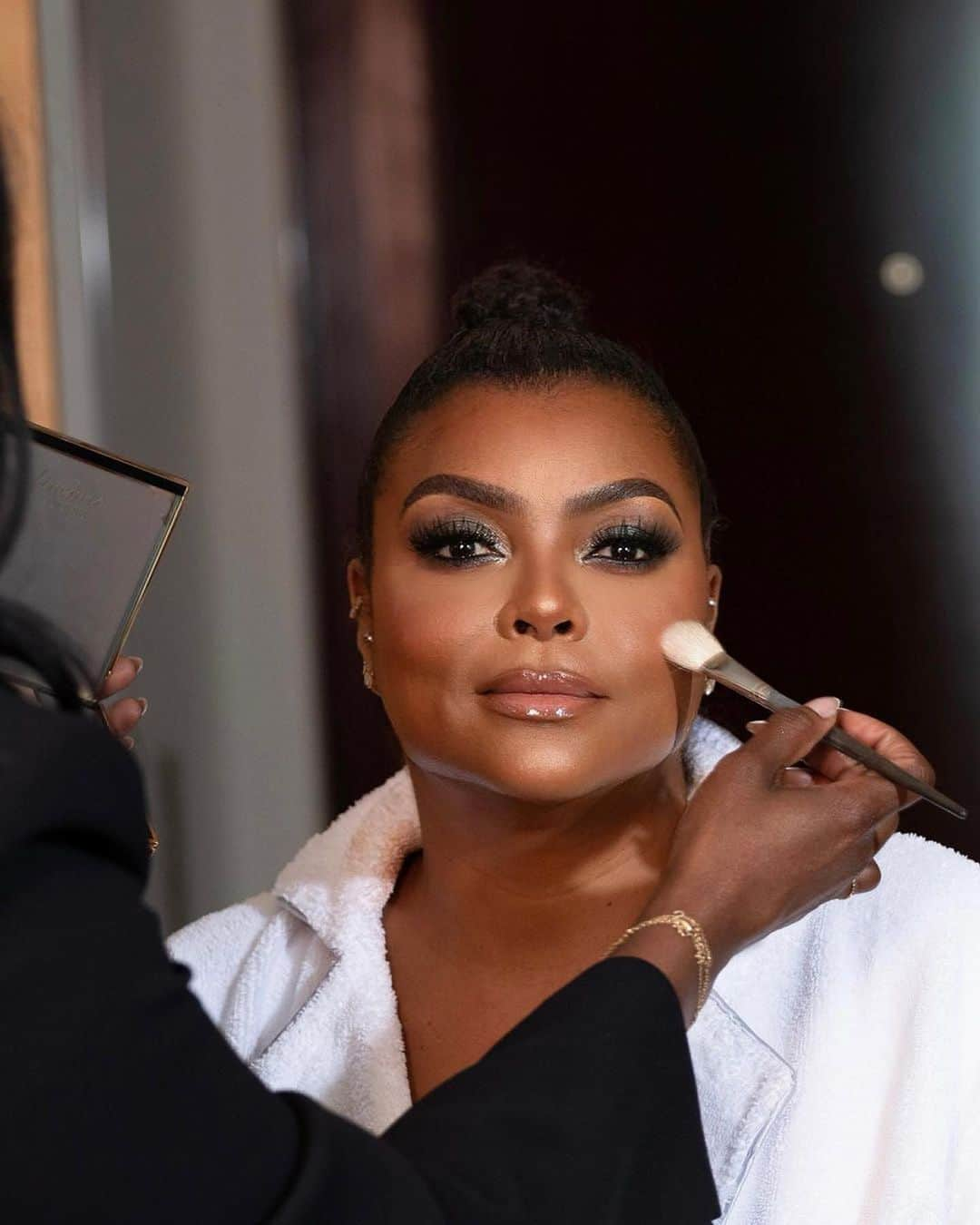 タラジ・P・ヘンソンさんのインスタグラム写真 - (タラジ・P・ヘンソンInstagram)「💜💜💜 #Repost from @officialsheiks • Go Behind the Scenes with Myself, Taraji, & US Weekly as we glam for The Lancôme x Louvre Dinner in Paris!! Get The look in the link below 👇🏾👇🏾👇🏾 https://www.usmagazine.com/stylish/pictures/taraji-p-hensons-lancome-x-louvre-makeup-by-sheika-daley/ @lancomeofficial @tarajiphenson @usweekly @eloralane 💙💙💙 📸 : @abdouladjagbe  #makeupbysheiks #bts #pfw #lancome #usweekly #tarajiphenson #eloralane」10月13日 4時41分 - tarajiphenson