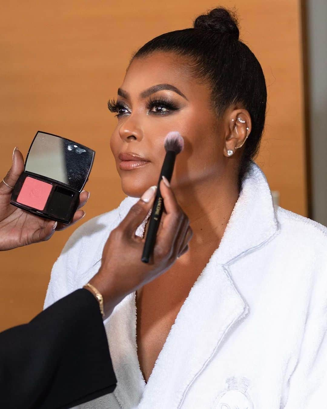 タラジ・P・ヘンソンさんのインスタグラム写真 - (タラジ・P・ヘンソンInstagram)「💜💜💜 #Repost from @officialsheiks • Go Behind the Scenes with Myself, Taraji, & US Weekly as we glam for The Lancôme x Louvre Dinner in Paris!! Get The look in the link below 👇🏾👇🏾👇🏾 https://www.usmagazine.com/stylish/pictures/taraji-p-hensons-lancome-x-louvre-makeup-by-sheika-daley/ @lancomeofficial @tarajiphenson @usweekly @eloralane 💙💙💙 📸 : @abdouladjagbe  #makeupbysheiks #bts #pfw #lancome #usweekly #tarajiphenson #eloralane」10月13日 4時41分 - tarajiphenson