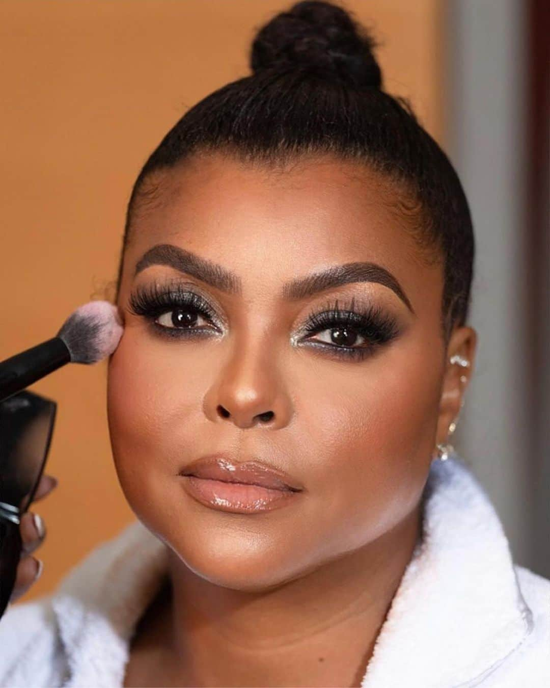 タラジ・P・ヘンソンのインスタグラム：「💜💜💜 #Repost from @officialsheiks • Go Behind the Scenes with Myself, Taraji, & US Weekly as we glam for The Lancôme x Louvre Dinner in Paris!! Get The look in the link below 👇🏾👇🏾👇🏾 https://www.usmagazine.com/stylish/pictures/taraji-p-hensons-lancome-x-louvre-makeup-by-sheika-daley/ @lancomeofficial @tarajiphenson @usweekly @eloralane 💙💙💙 📸 : @abdouladjagbe  #makeupbysheiks #bts #pfw #lancome #usweekly #tarajiphenson #eloralane」