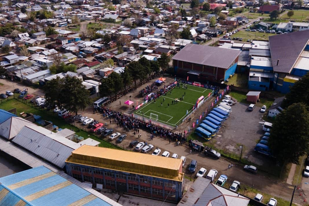 カルレス・プジョルさんのインスタグラム写真 - (カルレス・プジョルInstagram)「Feliz de inaugurar en Chile un campo de futbol construido junto a @scotiabank para que todos los niños y niñas de Osorno puedan disfrutar de este maravilloso deporte.」10月13日 4時42分 - carles5puyol