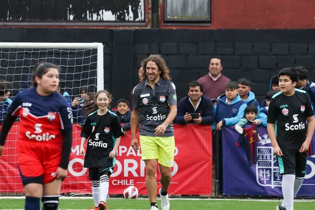 カルレス・プジョルのインスタグラム：「Feliz de inaugurar en Chile un campo de futbol construido junto a @scotiabank para que todos los niños y niñas de Osorno puedan disfrutar de este maravilloso deporte.」