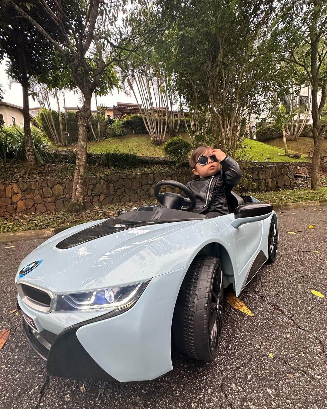Bielのインスタグラム：「Diz ela que já é habilitada, mas… FELIZ DIA DAS CRIANÇAS! 😎」