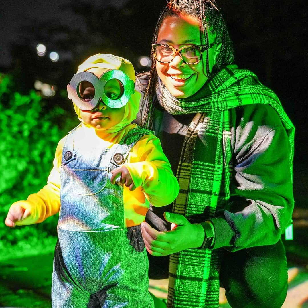 ニューヨーク植物園のインスタグラム：「We have pumpkins a-plenty this Fall-O-Ween, even after dark—so throw on your costume and join us for Spooky Garden Nights! 👻🎃  These special evening adventures for kids and families, October 21 & 28, are your chance to celebrate #SpookySeason in style with giant pumpkin carving by @AdamBierton; enormous skeletons on parade, handmade by New York artist @iamascaraviva; live shadow puppet performances with @HitTheLightsCo; and of course a trick-or-treat trail, where little ones can gather goodies with treat bags they decorate themselves and pot up a live plant to take home.  Hit the link in our bio to get your tickets now for these nights of frights and fun at the Garden!  #FallOWeen #SpookyGardenNights」