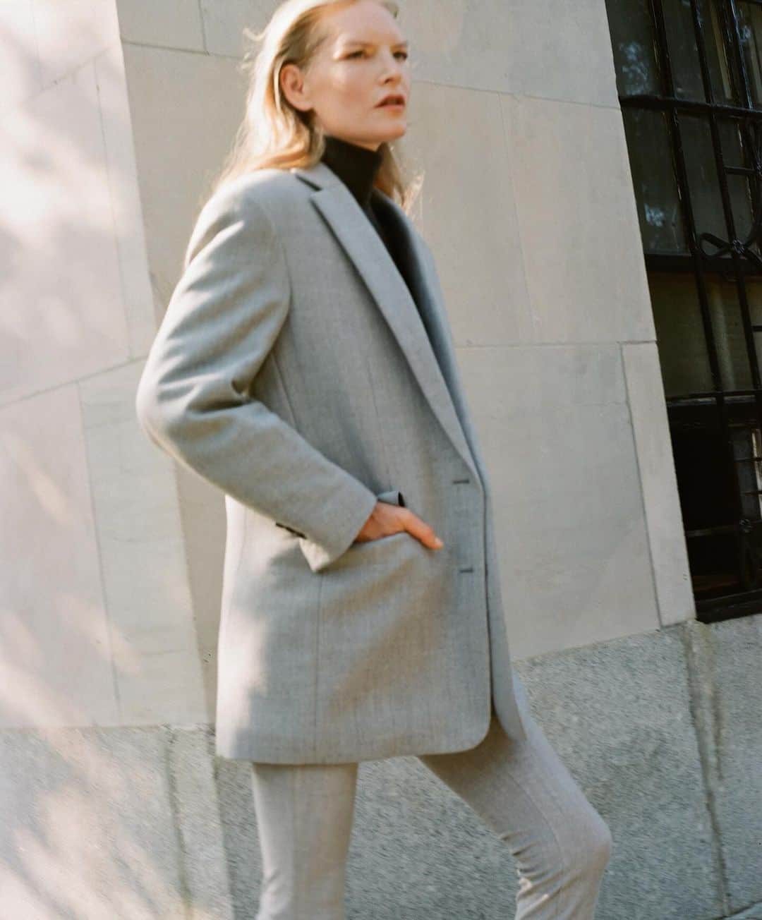 のインスタグラム：「"The Blueprint" featuring Kirsten Owen in the Oversized Wool Flannel Blazer. #SweaterWeather  “Fall is all about balancing oversized silhouettes with tailored pieces, anything cashmere, and interesting fabrics like the double-face flannel oversized coat with flannel fitted leggings that Kirsten wears for the shoot.” — @heidibivens」
