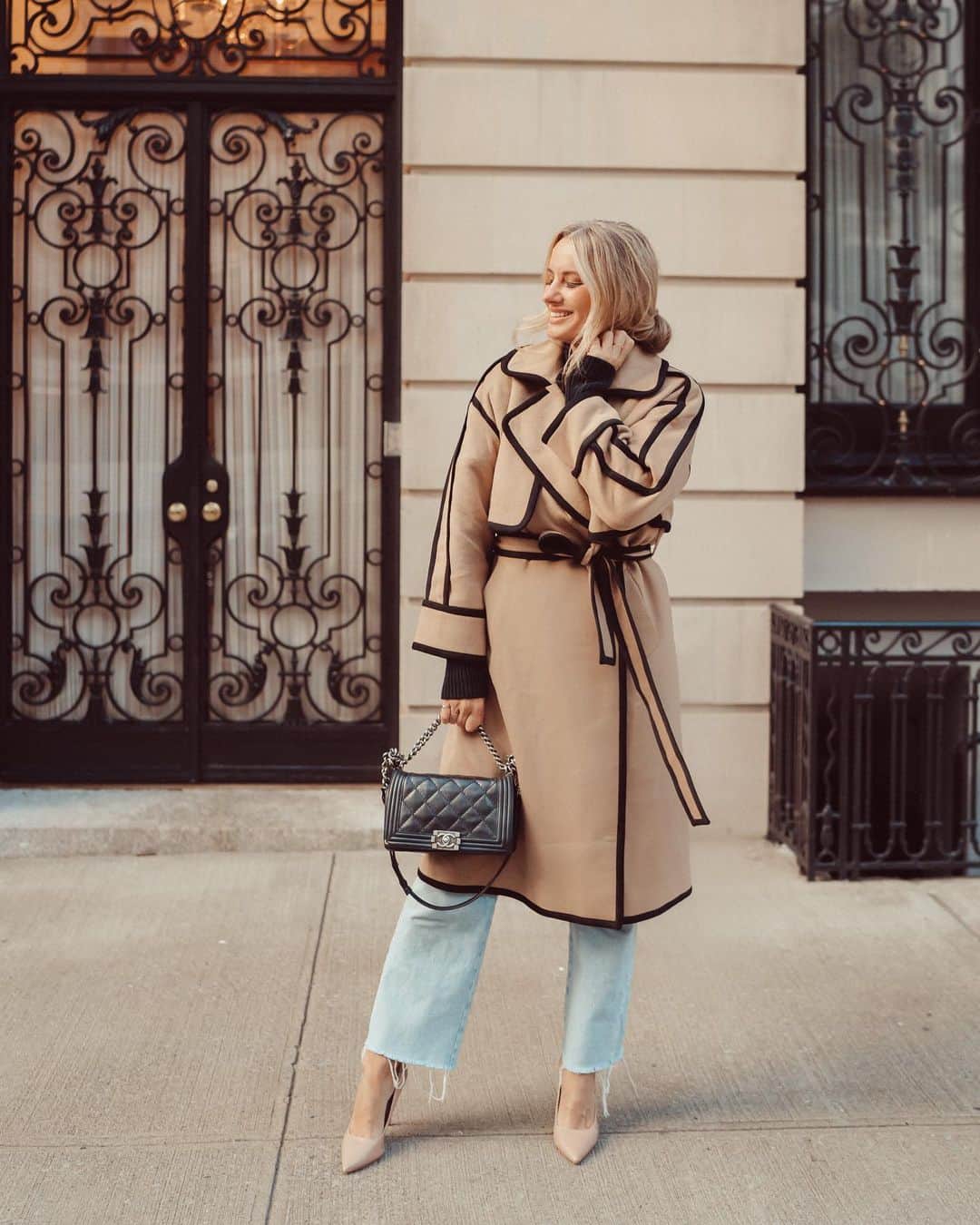 サマンサウィルスのインスタグラム：「My favourite time of year in NYC, when the weather switches and it becomes coat season.   The G.O.A.T COAT, by Australian brand @leolin_official is a forever piece. It feels like wearing a hug. (It can be detached to be worn three ways: coat, vest, bolero).   I love wearing Australian designers and extra special to work with US based Australian photographer @corinneparker on this day together in NYC.   🤎  📷 @corinneparker   {gifted}」