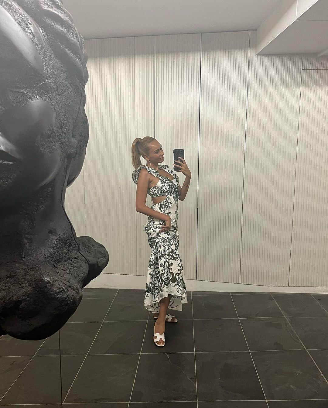 のインスタグラム：「Barcelonaの想い出🇪🇸♥️✨ わたしがDubaiに引越してからは 日本に帰るよりも近いからって この1年で既に3回も会いに来てくれてる フッ軽Sayakaと過ごしたくって彼女に 会いに行ったSpain旅でしたが 最初は少々喉が痛くて咳が出たりして そんな事も今となっては想い出です🤭  アルコール消毒が1番だねって言って Barcelona着いて早々に"とりま韓国"って わたしが大好きな韓国料理に連れってくれて 📍Spainで韓国料理食べたくなったらここ @hanin_barcelona 🇰🇷♥️🫶🏽 엄마도 사장도 정말 부드럽고 멋진 가게였습니다.  他にも書ききれないほどの想い出です🤫笑 あもちゃんたくさんたくさんありがとう💃🏽 Realmente me divertí contigo te amo mucho mi amor Sayaka‼︎ @sayakamiyasaka   #Barcelona #最高 #2023 #amoamimejoramiga」