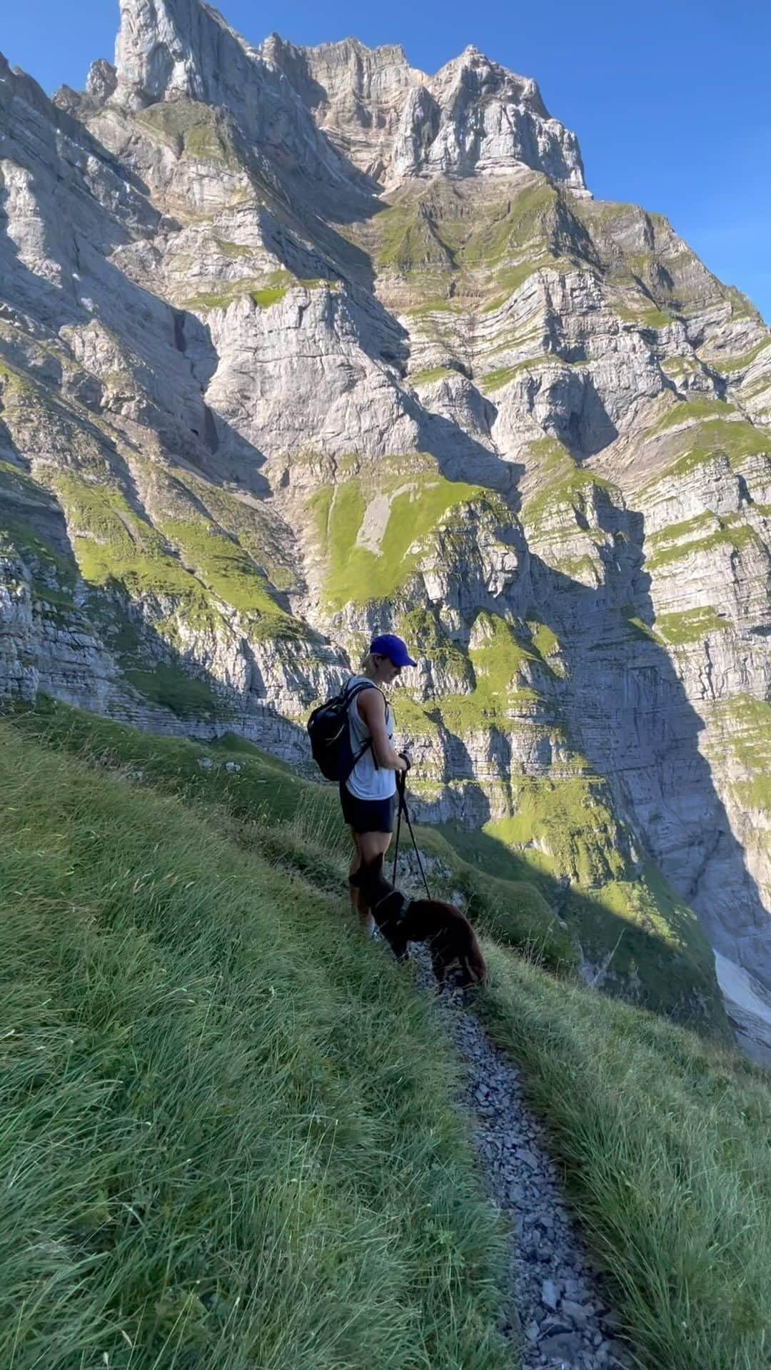 アレクサンドラ・ブルクハルトのインスタグラム：「Off-season hikes in On-season shoes 🥾⛰️ #mothernature #findingpeace」