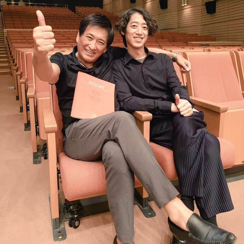 藤岡幸夫のインスタグラム：「２７日の角野隼斗くんとのモーツァルト楽しみ🥰先月のシティフィルの時とどう進化するか？僕もオケのアプローチを変えるつもり。エンターでは別々に分けて放送します👍 来年の関西フィル１０月定期の菅野祐悟さんが角野くんに書く協奏曲の初演も楽しみ💪  #角野隼斗 #かてぃん  このアカウントは表アカウントです。裏アカウントも宜しければ😀↓ @sachio_fujioka」