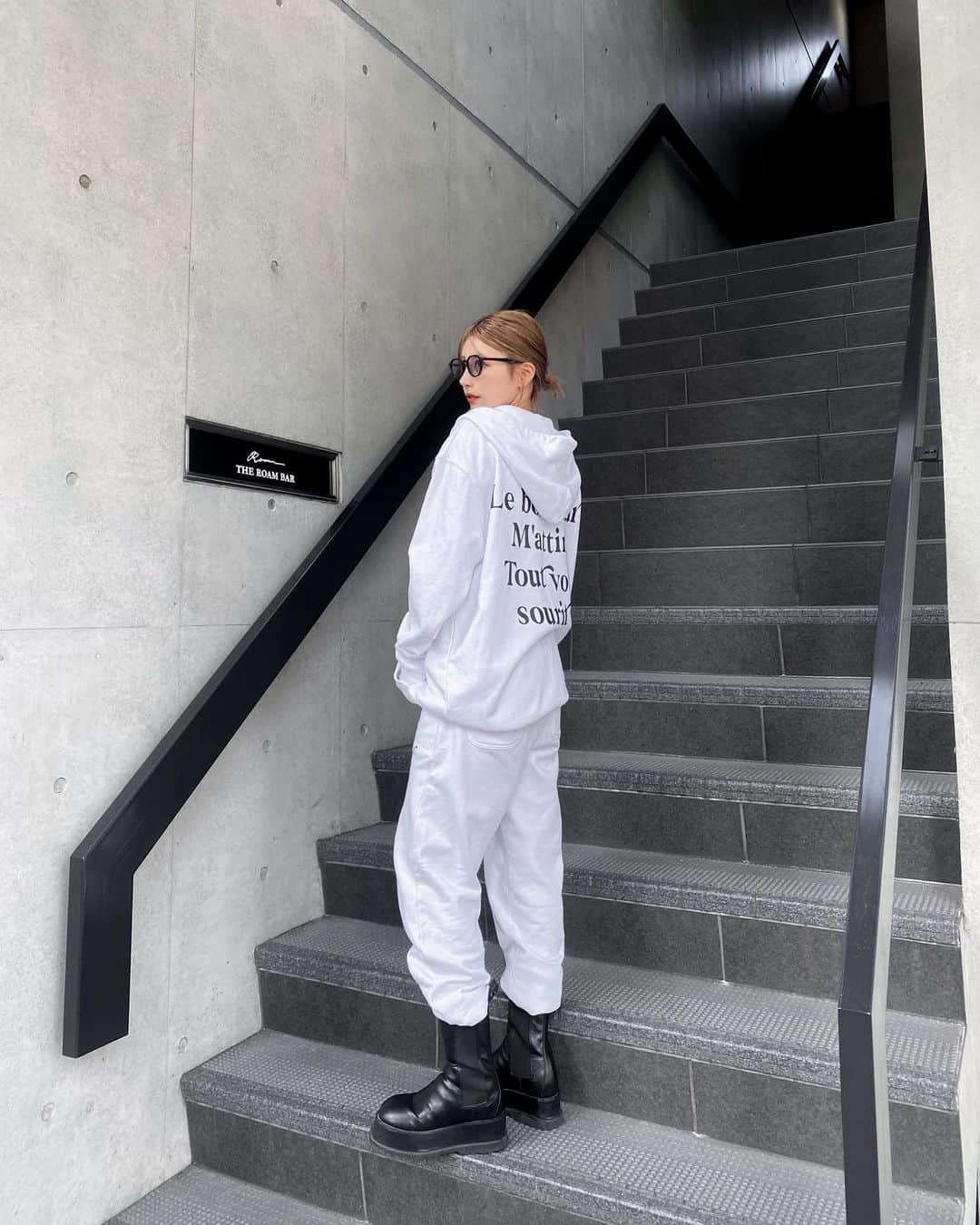 小串未来のインスタグラム：「.  久しぶりにカジュアル🩵 パンツはブーツインして海外風な スタイリングにしたら激可愛だた🫶🏻  ジップアップやけん羽織りとしても着れるし 一枚でワンピース風にも着れる優れもの🥺✨  バックデザインのプリントには "幸せは私を引きつける すべてがあなたに微笑む"🪽 っていう前向きな言葉をフランス語で綴ってます♡  沢山の方にGETしてほしいな〜💝 友達とお揃いも可愛いし ビックシルエットなのでカップルでもメンズでも😏  #DIANTE #DIANTE_STYLE #fashion #outfit #スウェット  #海外ファッション #ブーツ」