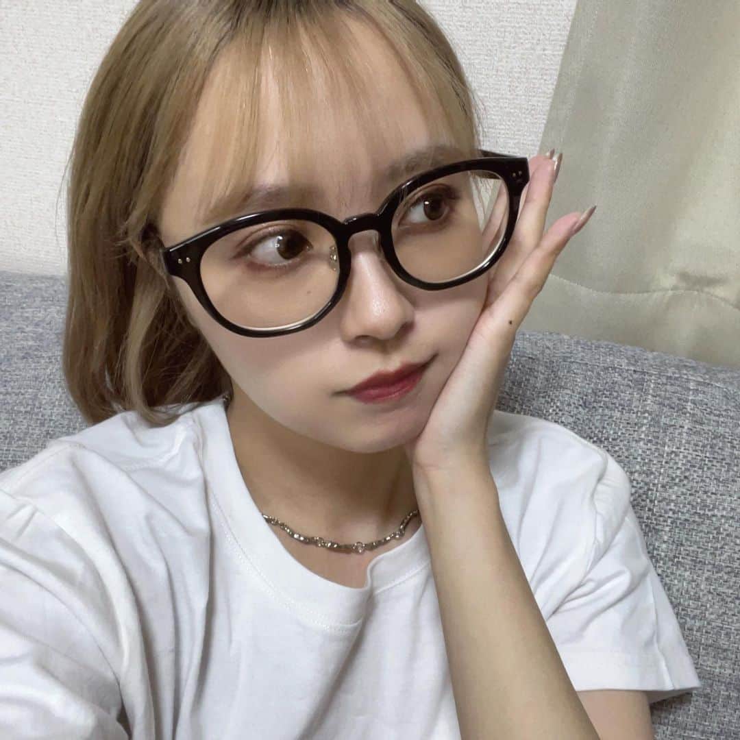 加藤愛永さんのインスタグラム写真 - (加藤愛永Instagram)「新しく買ったメガネ可愛くて気に入ってる🐼 ちょっとだけレンズに色入れたの🍊  この日はMEGAKITのコスメ いくつか使ってメイクしたんだけど それも良かった〜❕ 動画撮ったので近々アップしたいです❕ @qoo10.official メガ割ならぬメガポも あるらしくて次挑戦したい...☃️  #メガネ #ガチメガネ #qoo10megakit #メガポ #qoo10  #pr」10月12日 20時28分 - kyato39