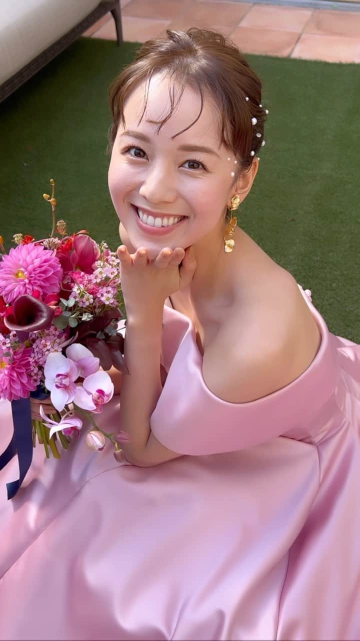 黒田真友香のインスタグラム：「ピンクが可愛いカラードレス🌸 最近はヘアや顔、体にパールのパーツを貼るのが流行ってるんだって😍  この @takamibridal_costume さんのカラードレス、自分の前撮りでも着てた色違いなんだけど4色中3色コンプリート🤣🤍  残りは水色、それもいつか着たい🩵  このドレス腕とか肩を華奢に見せてくれるから好き✌️  #プレ花嫁#前撮り#洋装前撮り#結婚報告#ブラックドレス#タカミブライダル#フリーランスモデル#結婚指輪#婚約指輪#チューリップブーケ#前撮り#前撮りポーズ #前撮りヘア#アニヴェルセル #アニヴェルセル白壁#フォトウェディング#ブライダル」