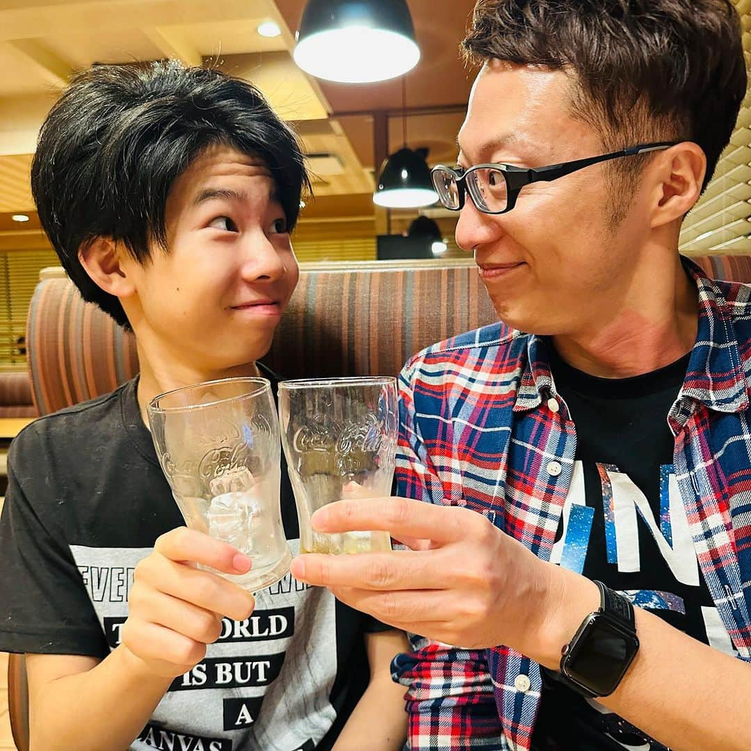 ブラザー4チャンネルさんのインスタグラム写真 - (ブラザー4チャンネルInstagram)「乾杯している2人✨ ♪(*^^)o∀*∀o(^^*)♪ ⁡ でも何かがおかしい…(笑) ⁡ #brother4 #YouTuber #兄弟 #乾杯」10月12日 20時23分 - brother4channel