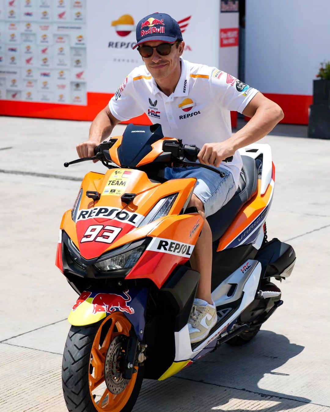 マルク・マルケスさんのインスタグラム写真 - (マルク・マルケスInstagram)「Swipe 👉🏻 to see my favourite photos of the day at #IndonesianGP 😁 🇮🇩  #MM93 #MotoGP」10月12日 20時24分 - marcmarquez93