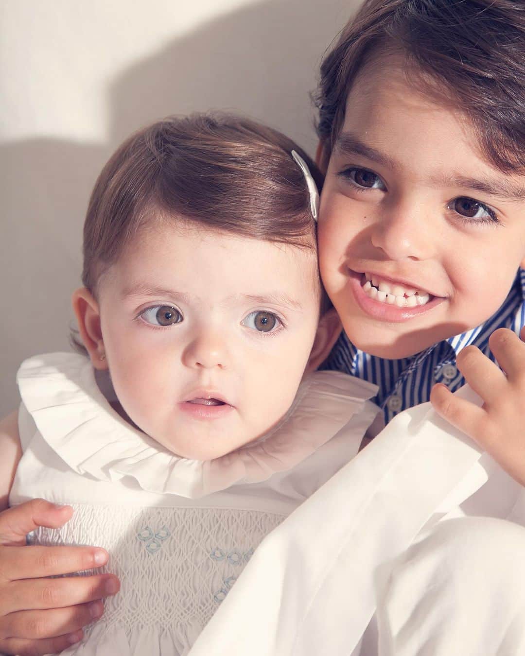 カロリーネ・セリコのインスタグラム：「As crianças, os amores da minha vida. Eu criança, fofura master. Duduzinho, coisa mais linda. Amo essas crianças!  Feliz dia das crianças para todos, e que o sentimento puro e inocente de uma criança esteja sempre em nossos corações! 🤍  "Em verdade vos digo que, se não vos converterdes e não vos fizerdes como crianças, de modo algum entrareis no reino dos céus."  Mateus 18:3」