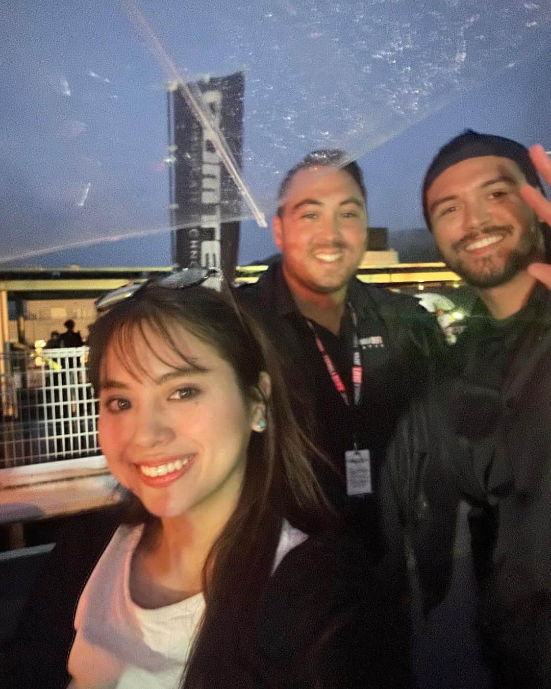 宝生真里奈さんのインスタグラム写真 - (宝生真里奈Instagram)「. 少し遅くなりましたが FDJ 岡山国際サーキット 最終戦 みなさま大変お疲れ様でした🚗³₃  最後の最後までシリーズ優勝者が分からないという 混戦具合かつ雨も降って路面状況が良くない中 選手も観客の皆様も本当にお疲れ様です🙇  毎回言ってますが、 私は本当にformula drift Japanが大好きです。  有難いことに４年間 レースクイーンや司会進行、ピットリポート等 たくさんの事をやらせて頂いてます。  私はコロナ禍からMGガールを初めて サーキットにレースクイーンもお客さんも1人も 入場できない状況で、たった1人現地に向かい リポーターをやらせて頂いてた年もあります。  コロナ禍も徐々に収まり、ドリフトファンも増え、 素敵なチームと選手が増え、大会が盛り上がってきた今年。 サイン会では長蛇の列になったFDJの最終戦。  嬉しくて泣きそうになりました。  普段はタレントやシンガーしてて主役は私！と思って 生きてることの方が多いけど、FDJの主役は選手で どうにか選手や大会を輝かせたいと思って生きてます😂  サーキットにいると色んな人が声をかけてくれて 私より外で観戦してる観客の皆さん、 選手チーム運営のみんなの方が大変なのに 本当に有難いなぁと思います。  そして同じ年からUS放送のMCを始めた Kennyが今回で最後でした😭😭  Kennyはお仕事の合間を縫ってきてくれるけど 疲れた様子を見せずに毎戦必ずみんなに アメリカのお菓子を買ってきてくれて 私がインタビュー上手く出来なくて苦戦してた時期も You did great job👍っていつも声かけてくれた ほんっっっとに優しくて太陽みたいな人！！ 本当にお疲れ様でした！！  これからのFDJがもっともっと大きな大会になりますように。  今年も本当にありがとうございました😊  2023.10.12  motor games girls 宝生真里奈  #formuladriftjapan #fdj #formulad #drift #岡山国際サーキット　#岡国 #レースクイーン　#rq #motorgamesgirls #ドリフト#宝生真里奈」10月12日 20時26分 - _marina0831_