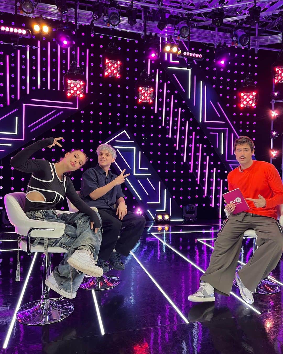 RU.TVのインスタグラム：「Второй час нашего звёздного «СТОЛА ЗАКАЗОВ» начался!   К нам присоединились Ваня Дмитриенко и Ника Жукова🌟🧡  Скорее пишите ваши вопросы, самые интересные обязательно зачитаем.  За образ ведущего благодарим @whoiam_shop」