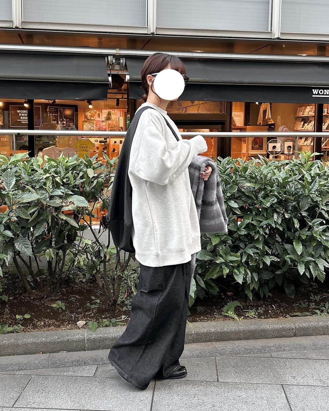tarouのインスタグラム：「リールでめちゃめちゃ人気だったコーデ🍁🍂    ほーーんとに可愛いから 全身で真似して欲しいくらい😮‍💨  スウェットとマフラーは明日から販売開始🫶🏻   やっぱり私にはカジュアルなお洋服が しっくりくるな〜💭💭  大人っぽくもなりたいけど カジュアルなお洋服も沢山着ていきたい✊🏻    tops： @irohani.official  pants： @irohani.official  bag： @irohani.official  muffler： @irohani.official  shoes： @haruta_official_      #ゆるコーデ #秋コーデ #秋服コーデ #カジュアルコーデ  #冬コーデ #スウェット #デニムパンツ #マフラー  #マフラー巻き方 #ノームコア #シンプルコーデ  #骨格ストレート #154cmコーデ #低身長コーデ」