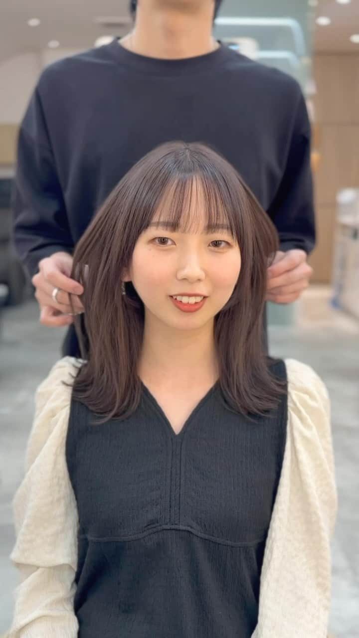 小西涼のインスタグラム：「【顔まわりにデザインを✂︎】優しい華奢なレイヤーを✂︎ 薄め前髪、顔まわりをレイヤーカットでデザインしてます💁‍♂️ ． 深みのある#グロスグレージュ　 艶っぽく柔らかく◎ラベンダーと、ピンクをミックスしてます🤏 ． ． #フェイスレイヤー　#ゆったりくびれ #グレージュ　#ハイライトカラー」