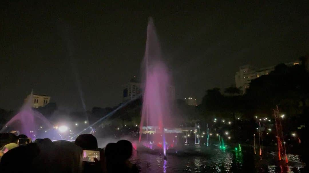 坂本奈津美のインスタグラム：「中央ジャカルタにあるLapangan bantengの噴水ショー⛲️✨ 18時半からの回、15分前に着いてみたらすでに大勢の人が。 スタジアムのような造りの鑑賞スペースは満員。 ショーの最中も大歓声が上がっていました。 公園の噴水ショーがこんなにも盛り上がっているとは！ ジャカルタの人たちのノリの良さと活気を感じました😆👍  ショーは毎週土日の18:30と19:30から見られます✨ 屋台もたくさん出ていて夏祭り気分を味わえました。  #airmancur #lapanganbanteng #tamanlapanganbanteng #噴水ショー #夜散歩 #jakarta #indonesia #⛲️ #🇮🇩」