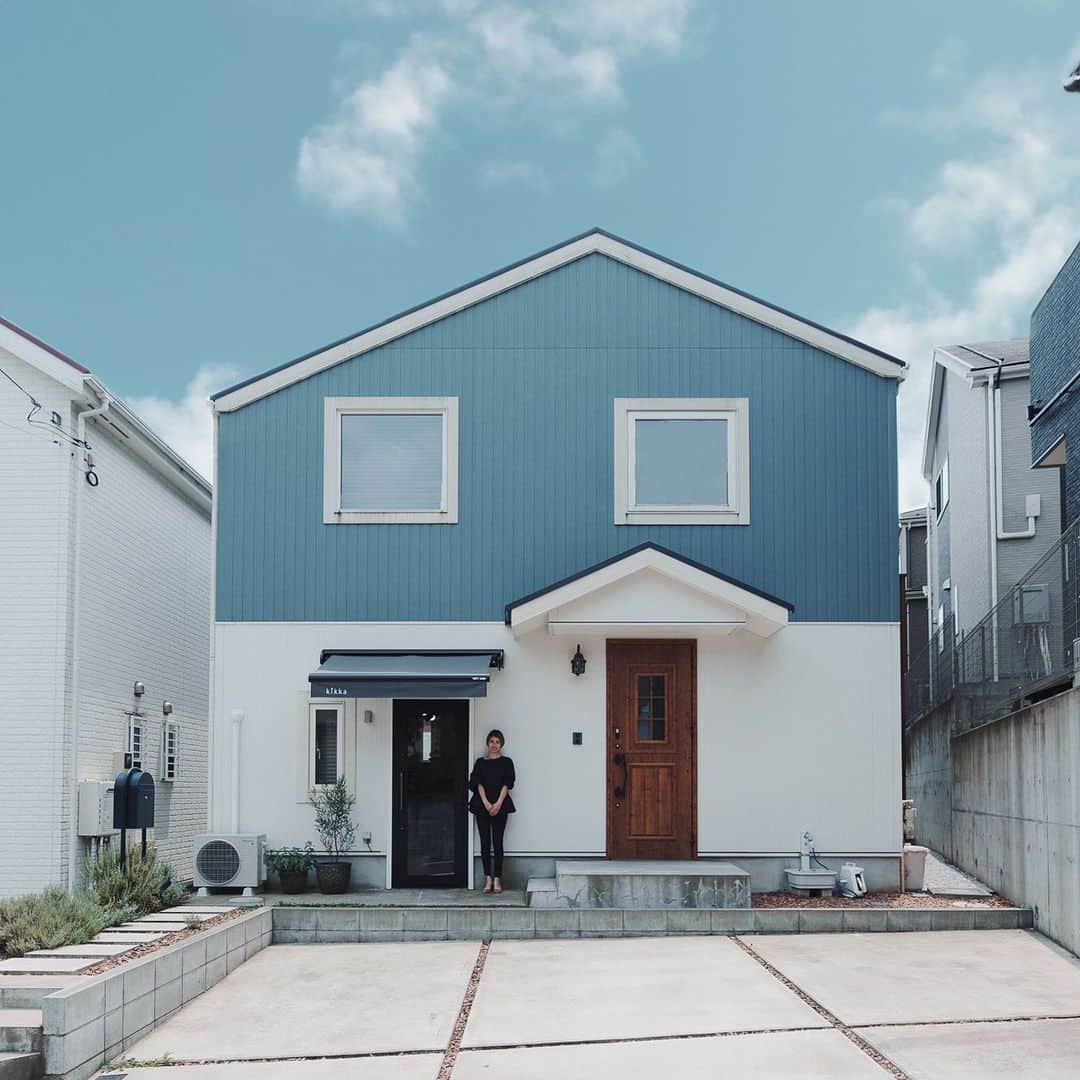 orangehouse （オレンジハウス）のインスタグラム：「・ comfortable life  最新イベント&店舗情報はプロフィールをチェック▽ @orangehouse_tokyo  各種サブアカウントはDMでのご質問も可能▽  🗼埼玉・東京・神奈川エリア @orangehouse_editors  @orangehouse_staff   🗻静岡エリア @orangehouse_shizuoka   #オレンジハウス #オレンジハウス静岡 #オレンジハウス東京 #新築住宅 #新築戸建 #新築マイホーム #住宅デザイン #リノベ #外観 #外観デザイン」